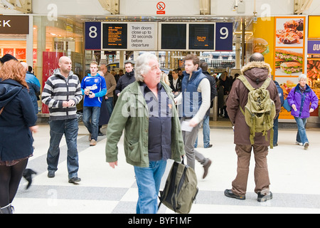 La gare de Liverpool Street , LONDRES , les passagers arrivant sur la plate-forme de hall 8 & 9 , hommes femmes garçons filles foule de personnes Banque D'Images