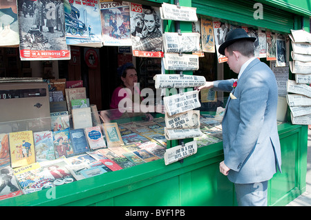 1940 style guerre kiosque à Bewdley station sur la Severn Valley Railway Banque D'Images