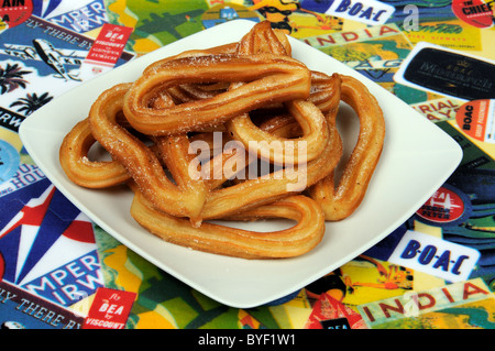 Churros sur une plaque blanche, Mijas Costa, la province de Malaga, Andalousie, Espagne, Europe de l'Ouest. Banque D'Images