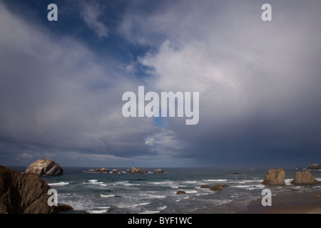 Vue sur la plage, surf et de formations rocheuses, Bandon Beach, Oregon Coast, Oregon, USA Banque D'Images