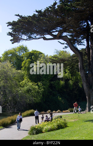 Les visiteurs à l'extérieur de l'Exploratorium de San Francisco, Californie, USA. Banque D'Images