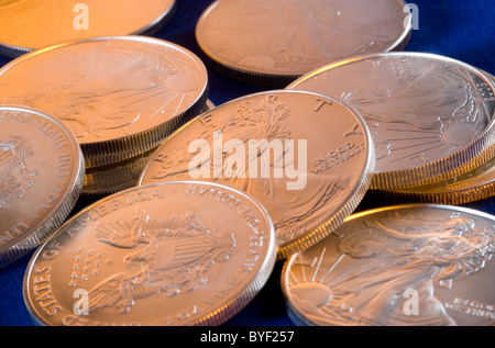 Un dollar US la valeur faciale des pièces d'investissement Silver Eagle Banque D'Images