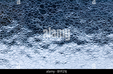 Une mince couche de glace sur un pare-brise pare-brise ou auto Banque D'Images