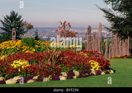 Burnaby, BC, en Colombie-Britannique, Canada - jardin fleuri et Mintara Japonais Kamui (Totems), Burnaby Mountain Park Banque D'Images