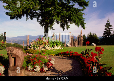 Burnaby, BC, en Colombie-Britannique, Canada - jardin fleuri et Mintara Japonais Kamui (Totems), Burnaby Mountain Park Banque D'Images