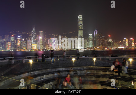 Les personnes bénéficiant de la vue sur Hong Kong. Banque D'Images