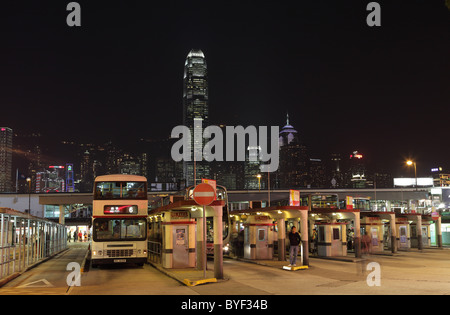 Station de bus à Tsim Sha Tsui, un terminal de ferries à Hong Kong. Banque D'Images