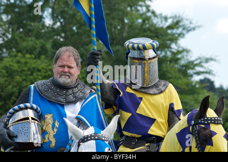 Les chevaliers de Tournoi à cheval (coursiers) chaîne port-Royal Mail, couleurs et de casques d'acier, Leeds Castle Banque D'Images