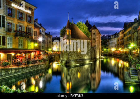 La vieille prison et la rivière Thiou à Annecy la nuit Banque D'Images