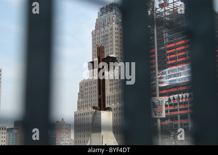 Cette Croix a été modelée d'tablier trouvés sur les lieux de Ground Zero à la suite de l'attaque sur le World Trade Center. Banque D'Images