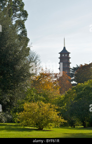 Pagode à Kew Gardens à l'origine conçu et achevé en 1762 par Sir William Chambers Banque D'Images