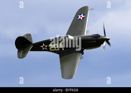 Curtiss P-40B Warhawk en couleurs de l'USAAF faisant un survol rapide à Duxford Flying Legends Airshow Banque D'Images