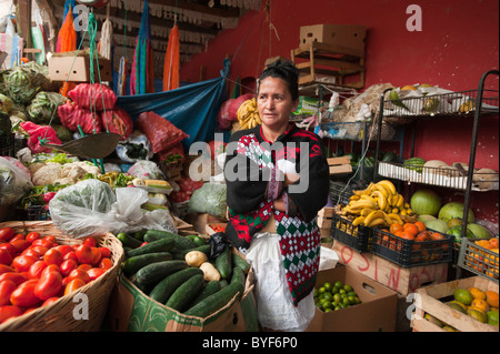 Femme vendant des légumes au marché à Copan Ruinas, au Honduras. Banque D'Images