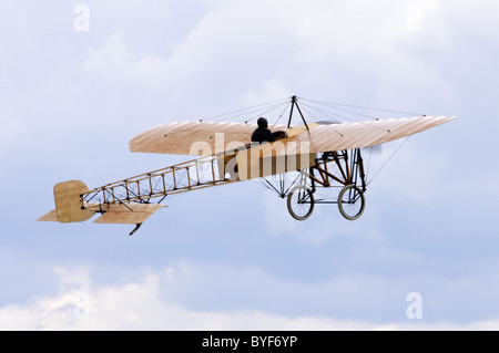 Blériot XI Flyer avion escalade réplique après le décollage à Duxford Flying Legends Airshow Banque D'Images