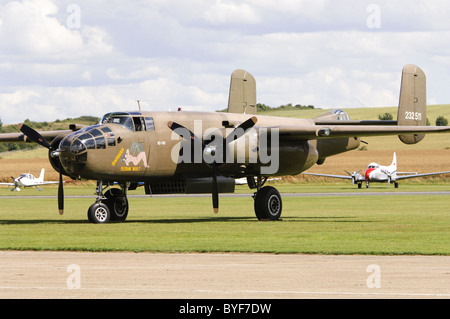 North American TO-25N Mitchell sur la piste à l'aérodrome de Duxford Banque D'Images