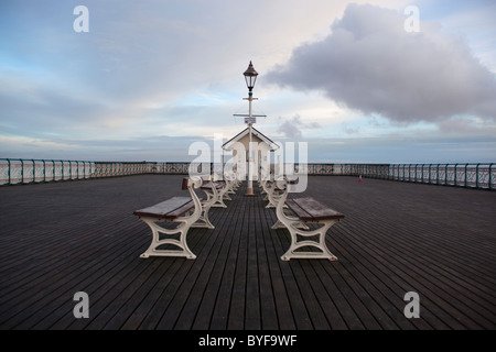 Sièges sur la jetée à Penarth South Wales UK Banque D'Images