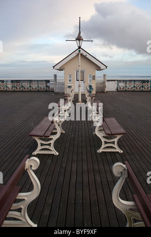 Sièges sur la jetée à Penarth South Wales UK Banque D'Images