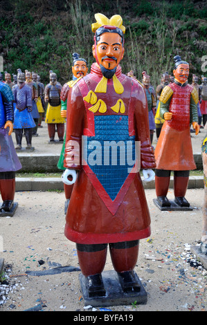 Soldat terracota colorés, Buddha Eden Garden ou le jardin de la paix, une création de la millionaire Joe Berardo au Portugal. Banque D'Images