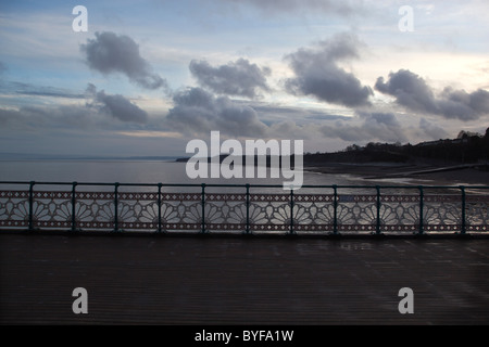 Voir au crépuscule le long de la côte de Penarth Pier South Wales Banque D'Images