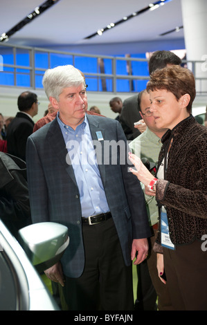 Nancy Gioia, directeur de Global Ford électrification, gouverneur du Michigan, Rick Snyder montre un electric Ford au NAIAS 2011 Banque D'Images