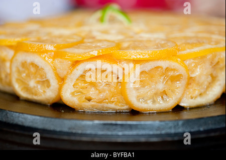 Un gâteau au citron garni de tranches de citron qui a été préparé dans une cocotte. Banque D'Images