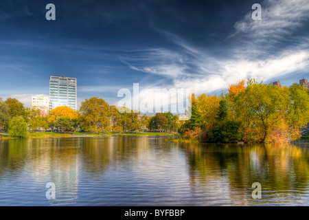 Harlem Meer dans Central Park en automne Banque D'Images