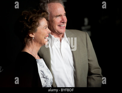 Annette Bening Oscar nominee, marche sur le tapis rouge avec son mari, Warren Beatty, lors du 26ème festival du film de Santa Barbara Banque D'Images