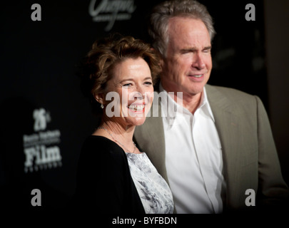 Annette Bening Oscar nominee, marche sur le tapis rouge avec son mari, Warren Beatty, lors du 26ème festival du film de Santa Barbara Banque D'Images