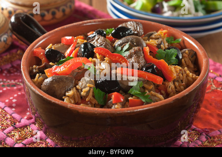 Salade Shopska et monastère gyuvetch. L'alimentation de la Bulgarie Banque D'Images