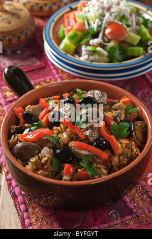 Salade Shopska et monastère gyuvetch. L'alimentation de la Bulgarie Banque D'Images