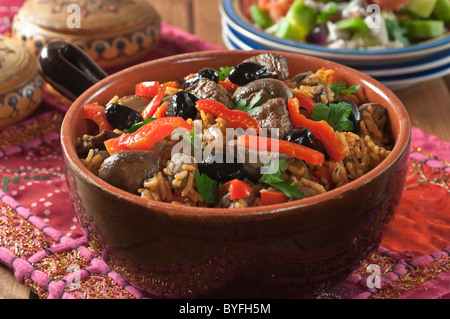 Salade Shopska et monastère gyuvetch. L'alimentation de la Bulgarie Banque D'Images