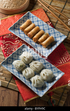 Boulettes à la vapeur et des rouleaux de printemps. Dim sum. Banque D'Images