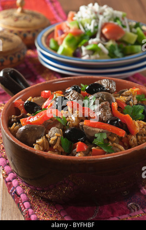 Salade Shopska et monastère gyuvetch. L'alimentation de la Bulgarie Banque D'Images