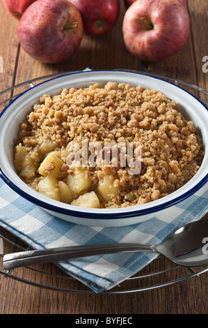 Dessert crumble aux pommes Banque D'Images