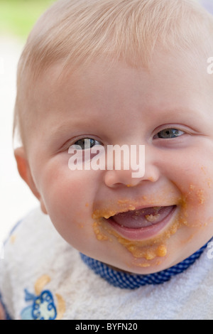 Close up of baby avec visage sale après avoir mangé Banque D'Images