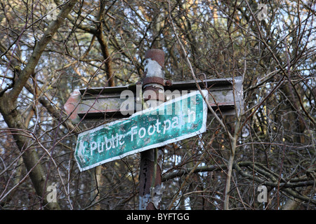 Envahi par la rouille et un abandon semi sentier public signe, Washington, Angleterre du Nord-Est, Royaume-Uni Banque D'Images