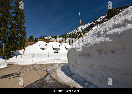 Murs de neige en hiver autour de l'administration du parc en acier à Crater Lake National Park, Oregon, USA Banque D'Images