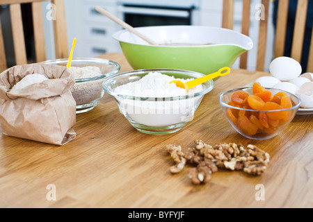 Ingrédients pour la cuisson sur la table de cuisine Banque D'Images