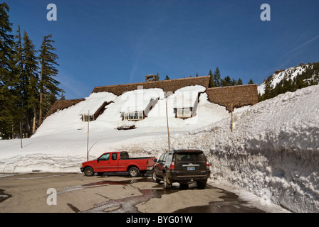 Murs de neige en hiver autour de l'administration du parc en acier à Crater Lake National Park, Oregon, USA Banque D'Images