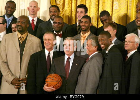 Shaquille O'Neal et le Miami Heat à la Maison Blanche après leur championnat gagner avec George W. Bush, lui présentant un Banque D'Images