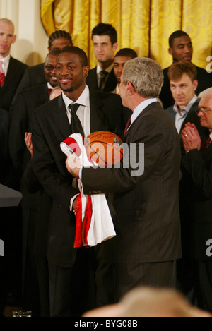 Shaquille O'Neal et le Heat de Miami avec George W. Bush à la Maison Blanche après leur championnat gagner Washington DC, USA - Banque D'Images