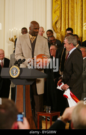 Shaquille O'Neal et le Heat de Miami avec George W. Bush à la Maison Blanche après leur championnat gagner Washington DC, USA - Banque D'Images