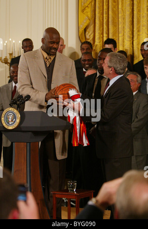 Shaquille O'Neal et le Heat de Miami avec George W. Bush à la Maison Blanche après leur championnat gagner Washington DC, USA - Banque D'Images