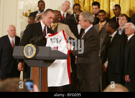 Shaquille O'Neal et le Heat de Miami avec George W. Bush à la Maison Blanche après leur championnat gagner Washington DC, USA - Banque D'Images