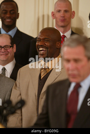 Shaquille O'Neal et le Heat de Miami avec George W. Bush à la Maison Blanche après leur championnat gagner Washington DC, USA - Banque D'Images