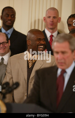 Shaquille O'Neal et le Heat de Miami avec George W. Bush à la Maison Blanche après leur championnat gagner Washington DC, USA - Banque D'Images