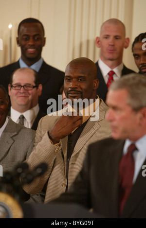 Shaquille O'Neal et le Heat de Miami avec George W. Bush à la Maison Blanche après leur championnat gagner Washington DC, USA - Banque D'Images