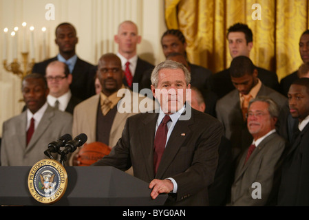 Shaquille O'Neal et le Heat de Miami avec George W. Bush à la Maison Blanche après leur championnat gagner Washington DC, USA - Banque D'Images