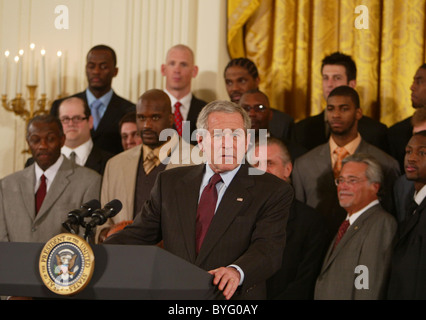 Shaquille O'Neal et le Heat de Miami avec George W. Bush à la Maison Blanche après leur championnat gagner Washington DC, USA - Banque D'Images