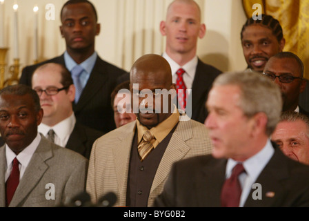 Shaquille O'Neal et le Heat de Miami avec George W. Bush à la Maison Blanche après leur championnat gagner Washington DC, USA - Banque D'Images